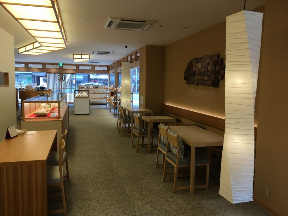 亀屋良長本店店内