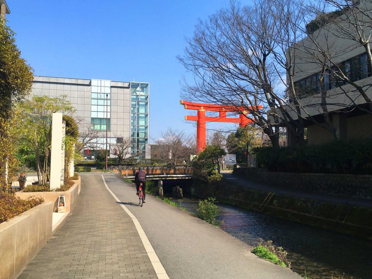 白川と平安神宮の鳥居