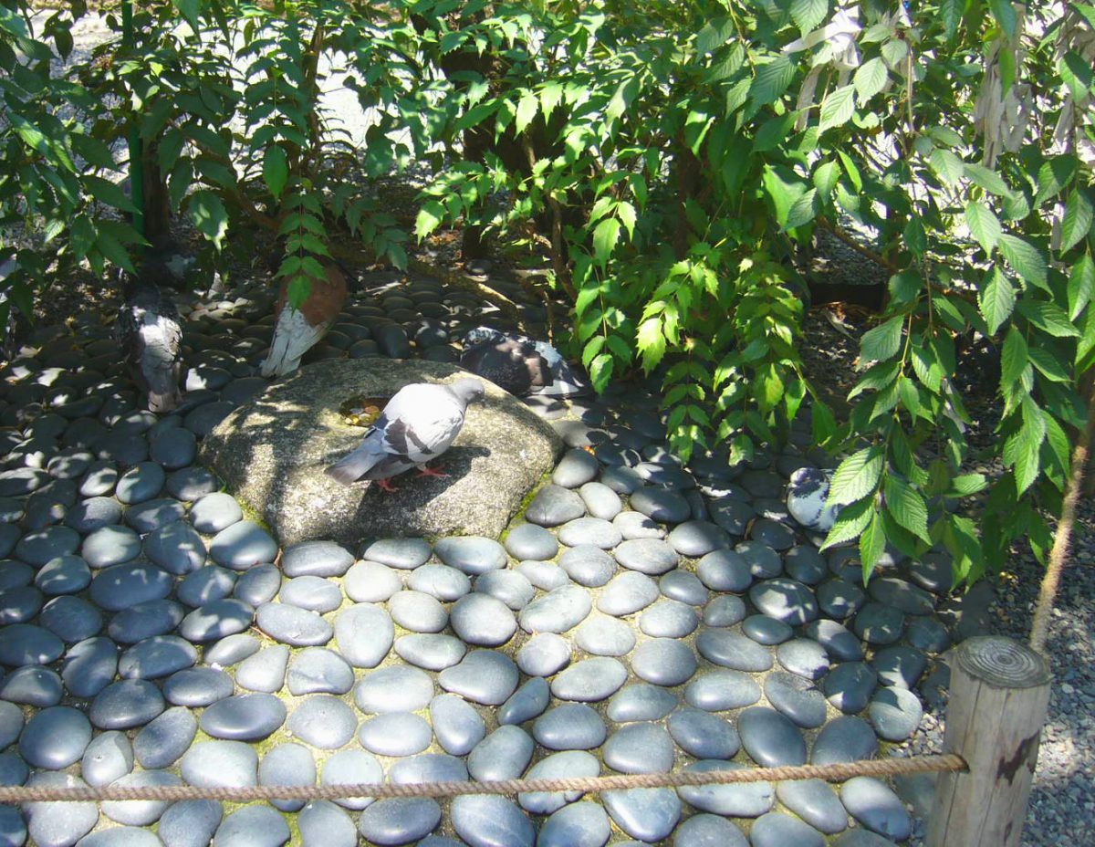 六角堂のへそ石