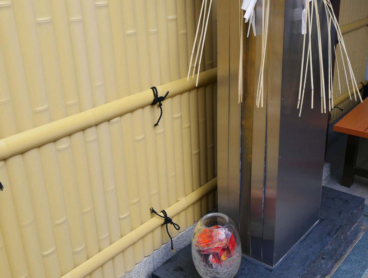 市比賣神社のカード塚